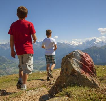 Eine Familie beim Wandern