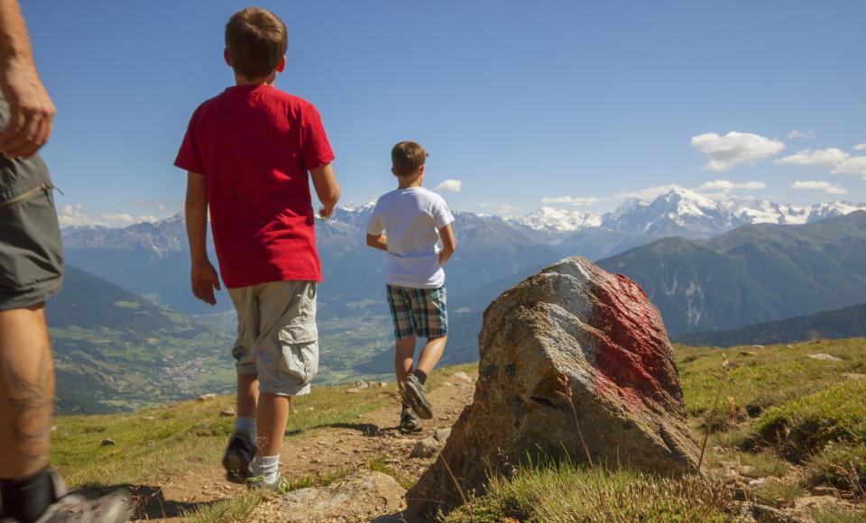 Eine Familie beim Wandern