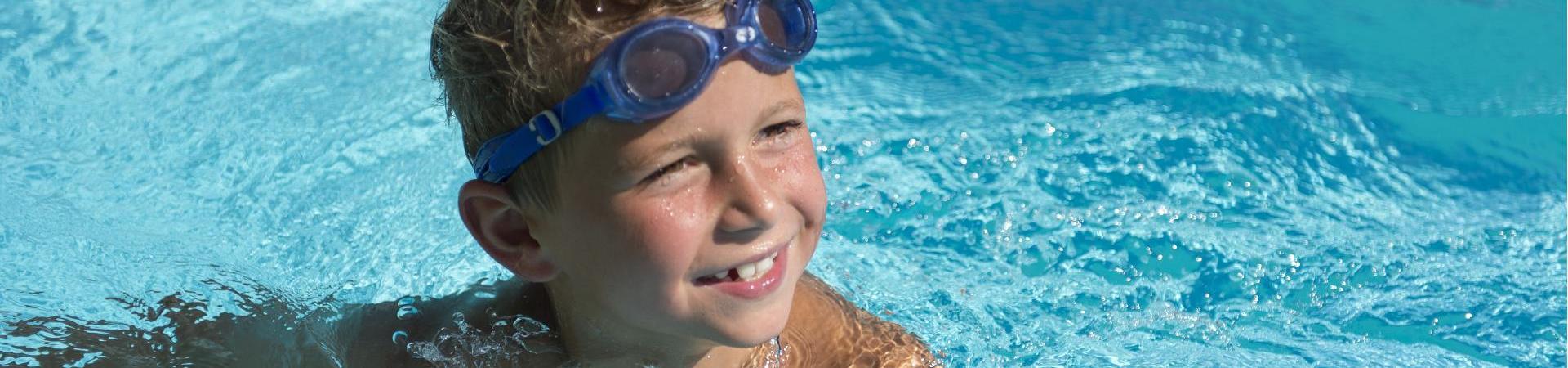 Ein Kind schwimmt in einem Becken