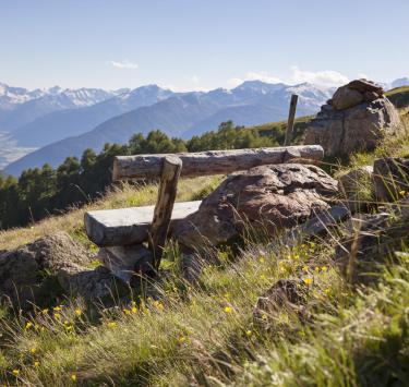 Eine Bank mit Blick auf die Berge