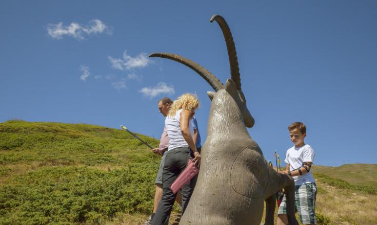 Una familia che fa tiro con l'arco